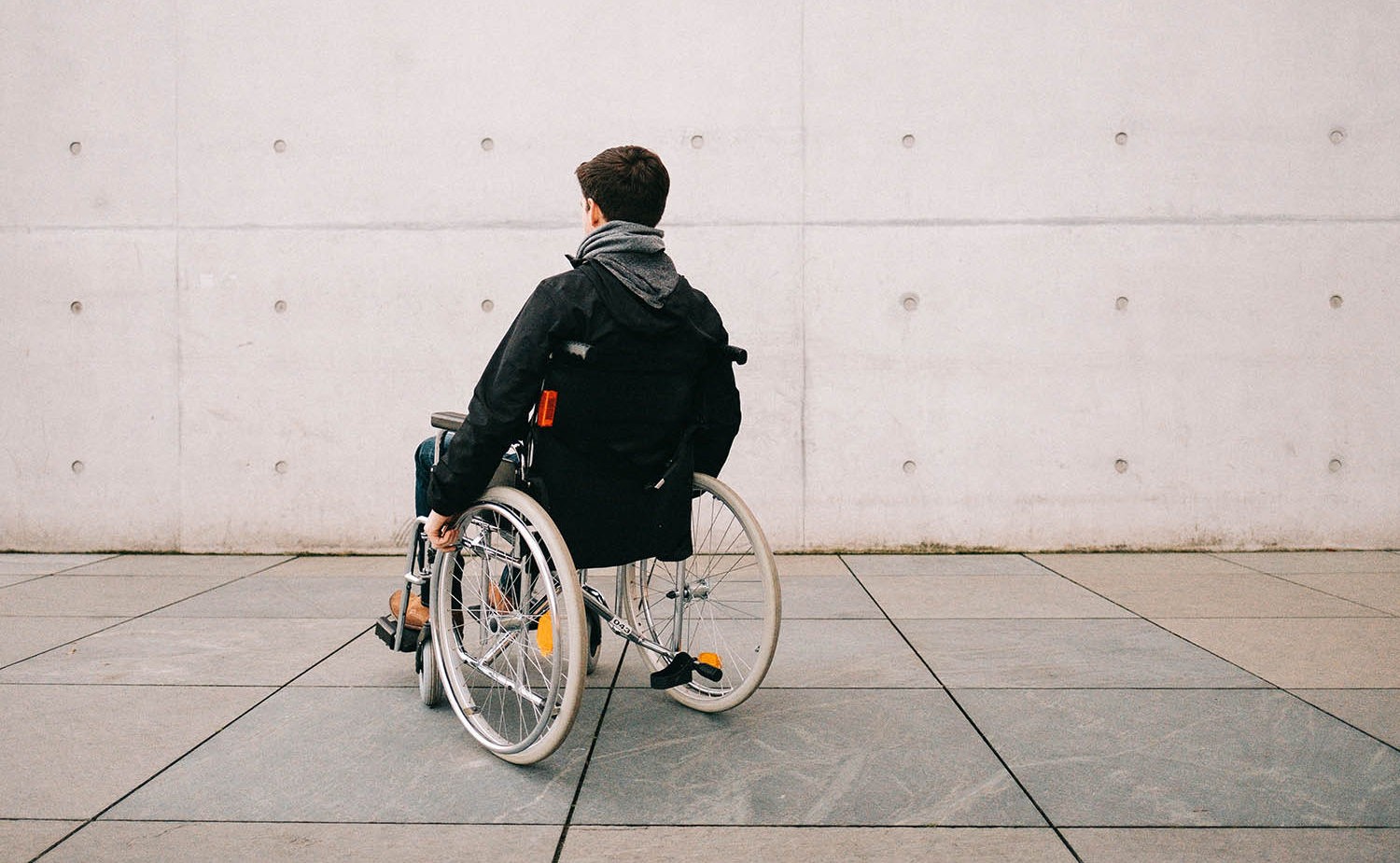 Страдать инвалидностью